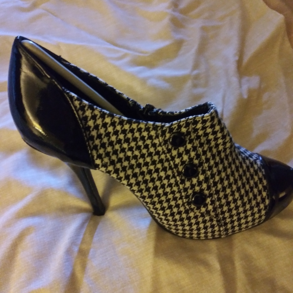 Shoes - Picture 4 of 8